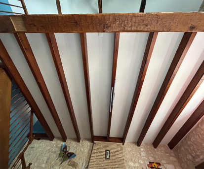 Peinture entre poutres